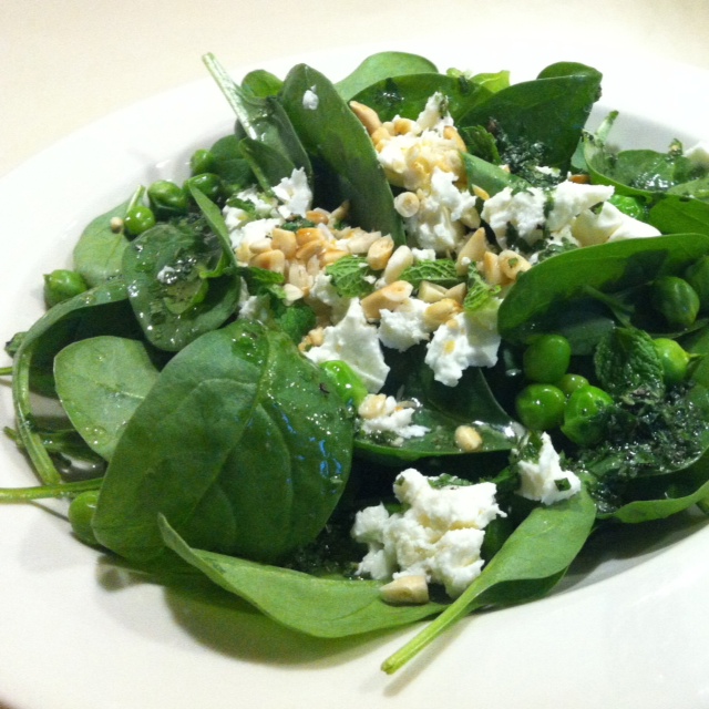 Spinatsalat mit Erbsen und Feta an Minzevinaigrette – Einfach Essen