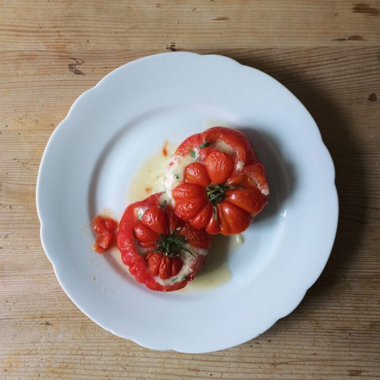 Gefüllte Tomaten mit Käse und Bohnenkraut – Einfach Essen