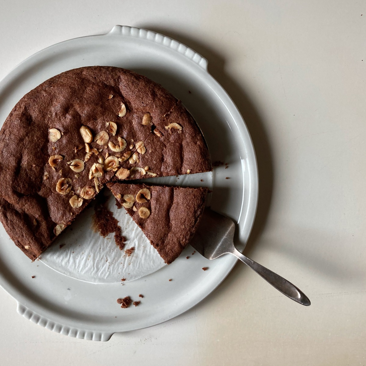 Schokoladenkuchen mit gerösteten Haselnüssen und Tonka – Einfach Essen